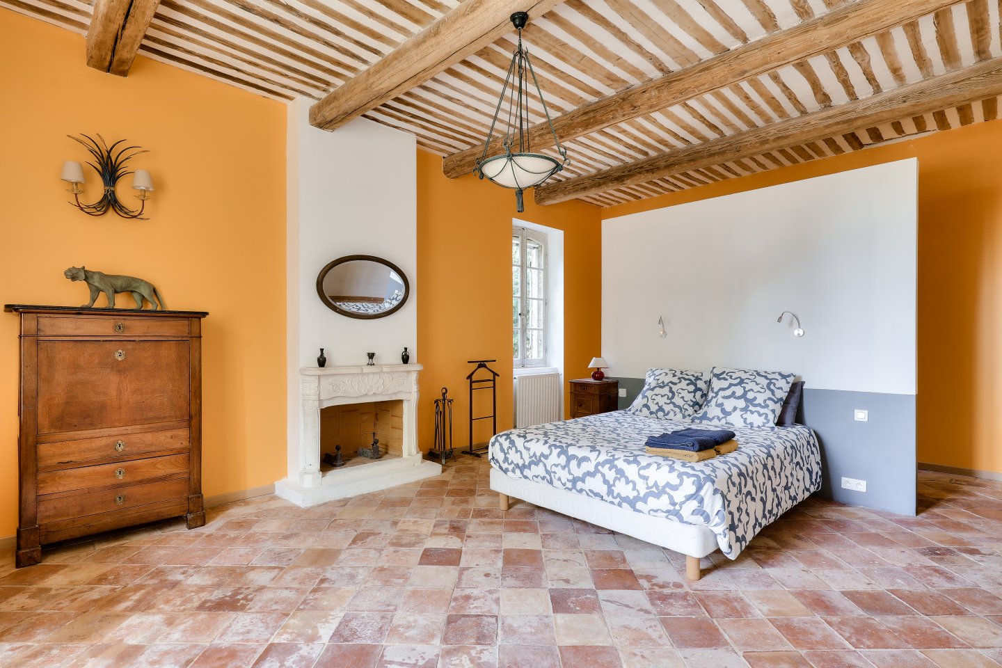 Chambre Orange — Vue d’ensemble au Mas de la Souvine.