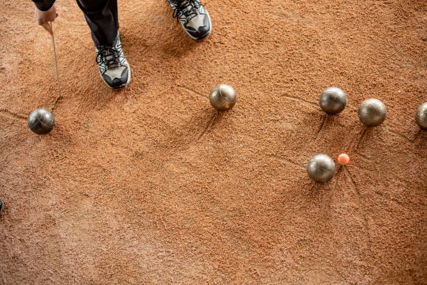 Image d’ambiance : une partie de pétanque, pour les jeux en plein air