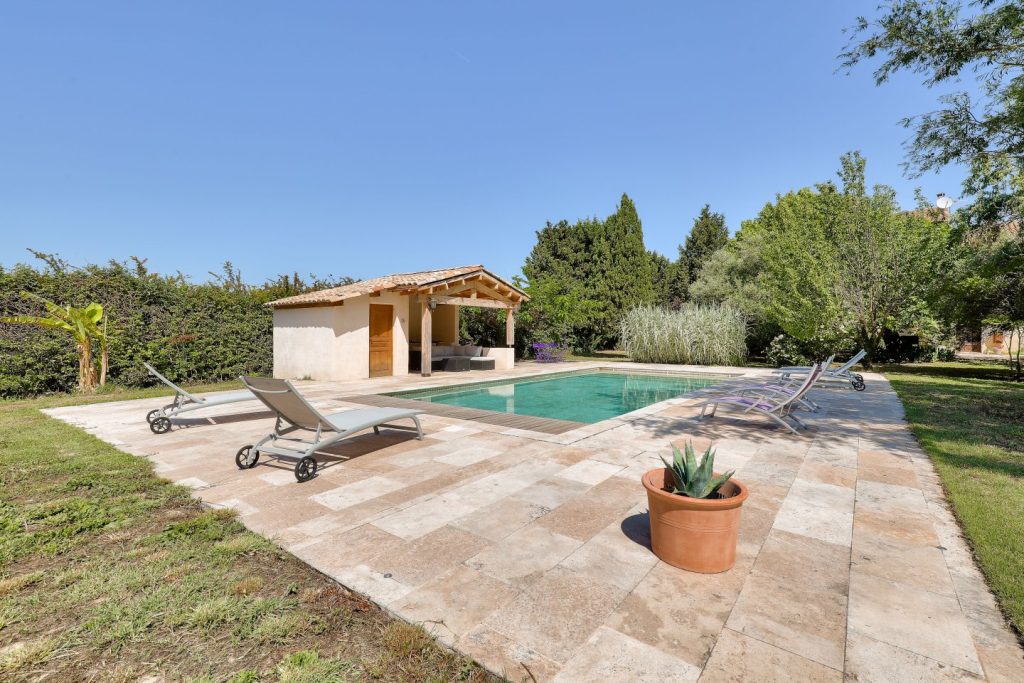 Le pool house et les espaces de détente du jardin