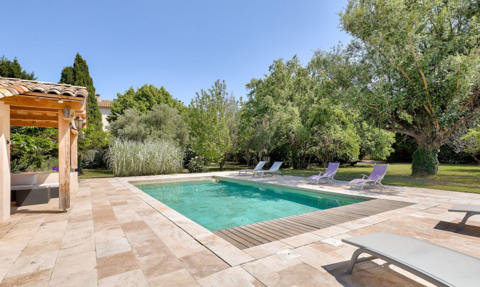 La piscine du Mas de la Souvine au cœur du jardin arboré