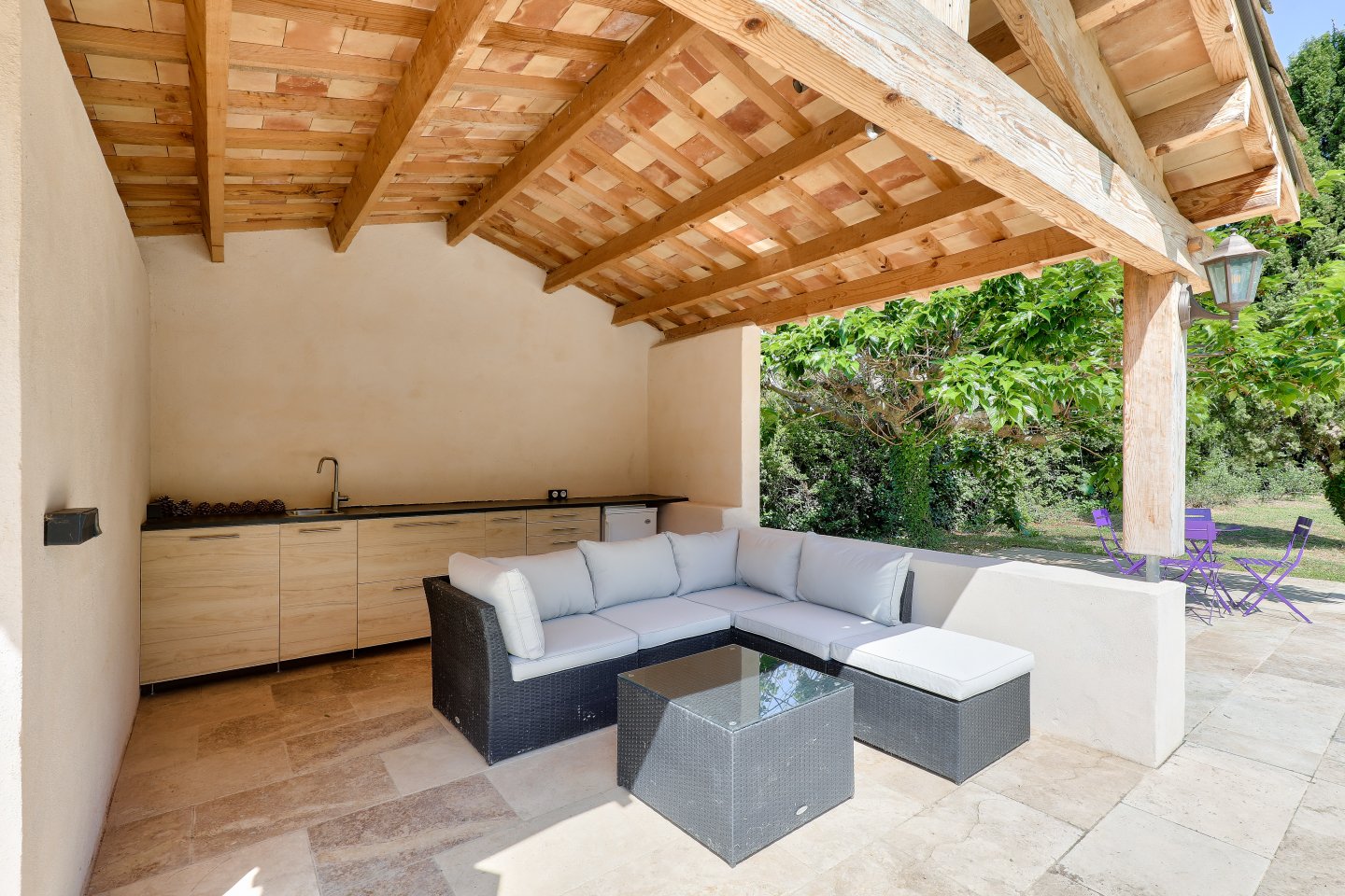 Pool house — Charpente en bois au Mas de la Souvine.