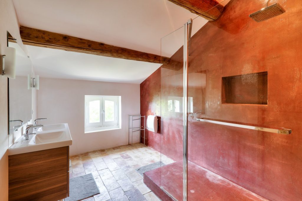 La salle de bains voisine