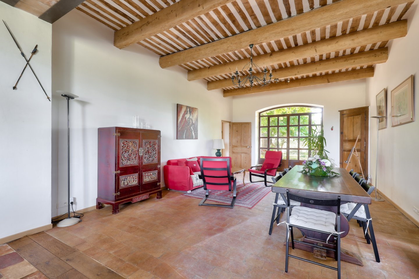 Le salon sous les poutres provençales