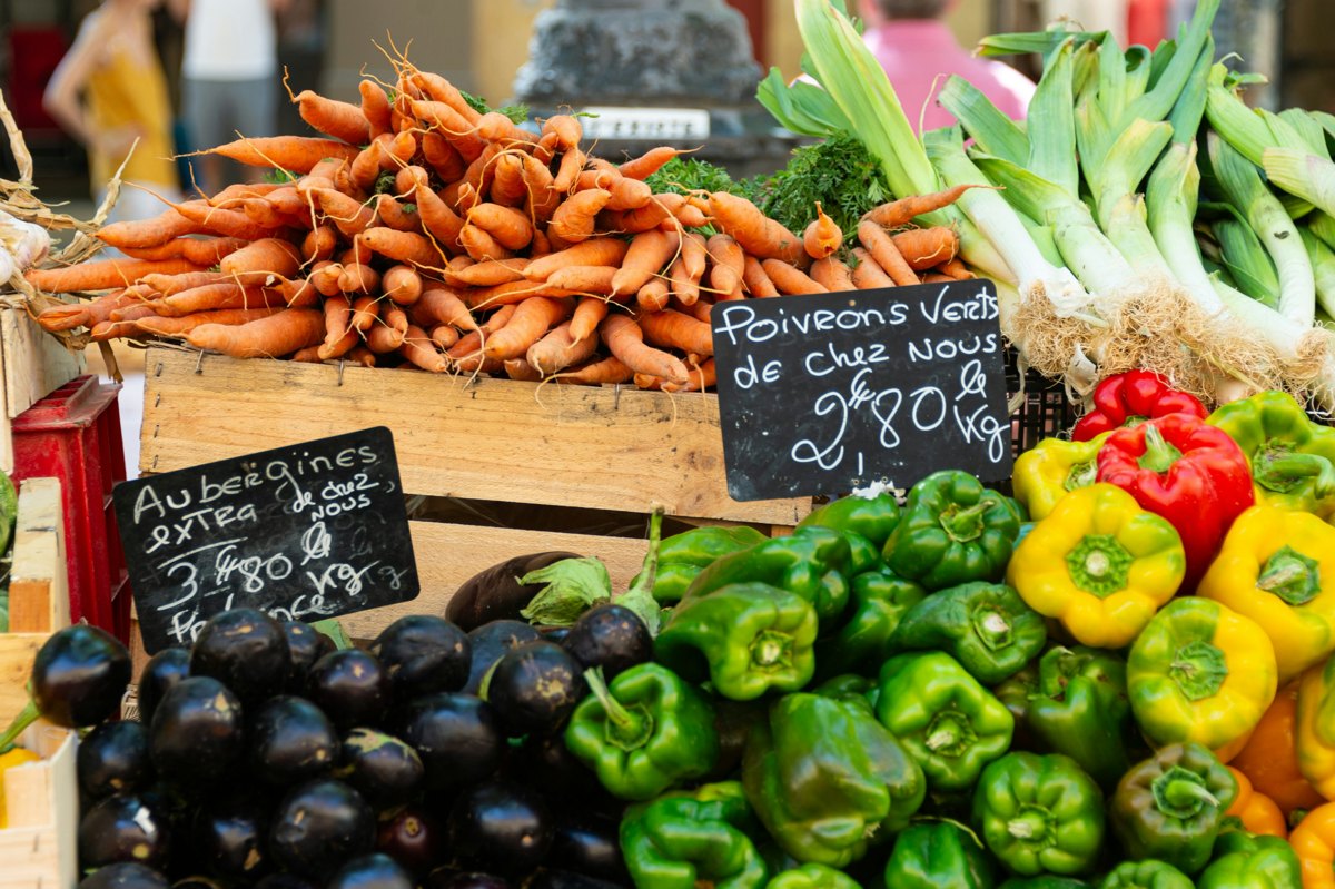 Image d’ambiance : légumes frais sur un marché provençal