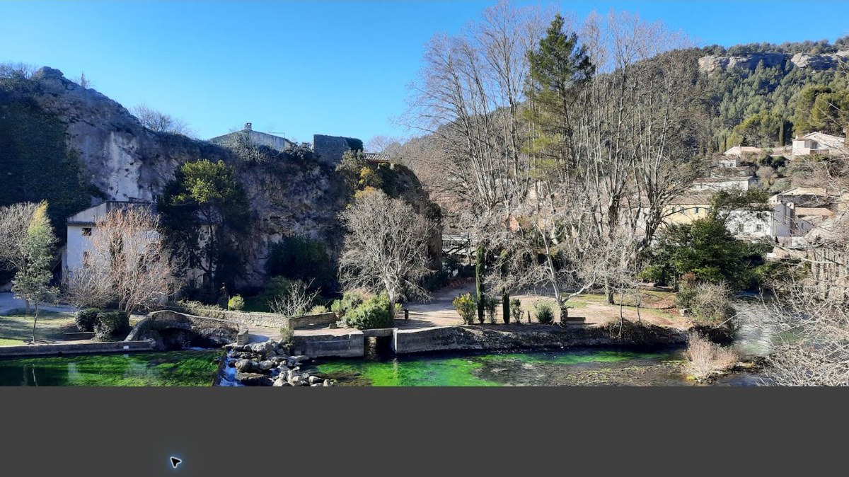 Fontaine-de-Vaucluse et la Sorgue en été