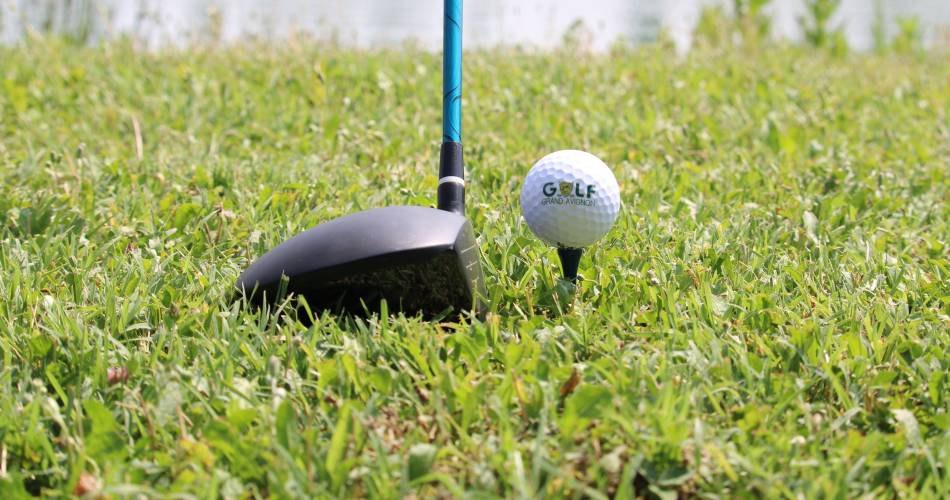 Balle et club de golf sur le green