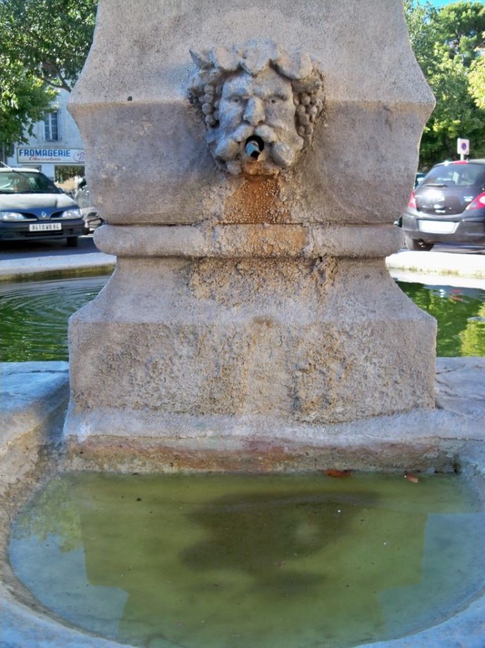 Une fontaine du centre ancien de Pernes-les-Fontaines