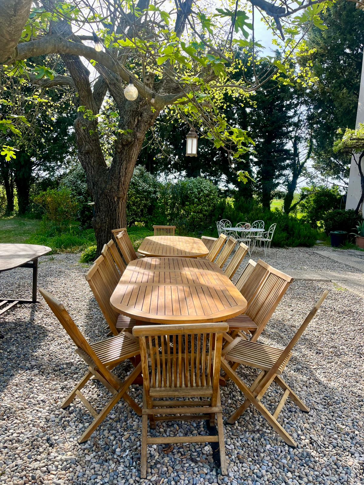 Les grandes tables en bois à l’ombre de l’arbre du Mas