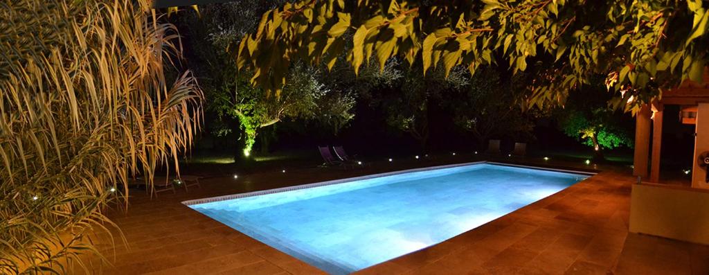 La piscine éclairée à la tombée de la nuit
